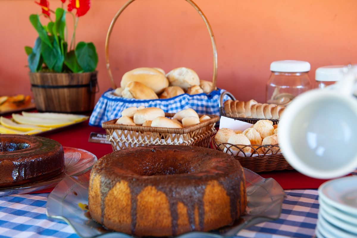 Café da manhã artesanal servido na pousada